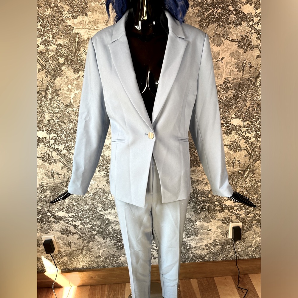 Light Blue Single-Breasted Suit